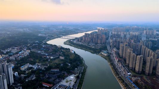 沱江漫舞甜城夢(mèng)，碧水長(zhǎng)吟內(nèi)江情