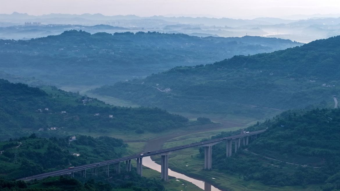 晨霧漫染的山水橋韻