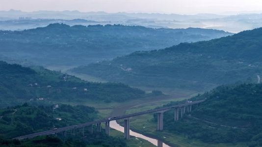 晨霧漫染的山水橋韻